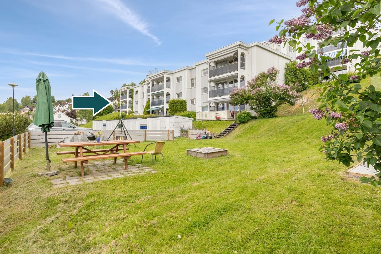 Leiligheten disponerer egen parkeringsplass m/motorvarmer. Borettslaget har også godt med gjesteparkering. På øvre parkeringsplass er det anlagt to plasser m/elbillader. Galleribilde