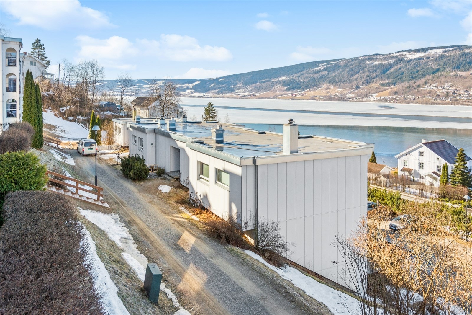 Her bor du sentralt, med Mjøsa som nærmeste nabo. Galleribilde