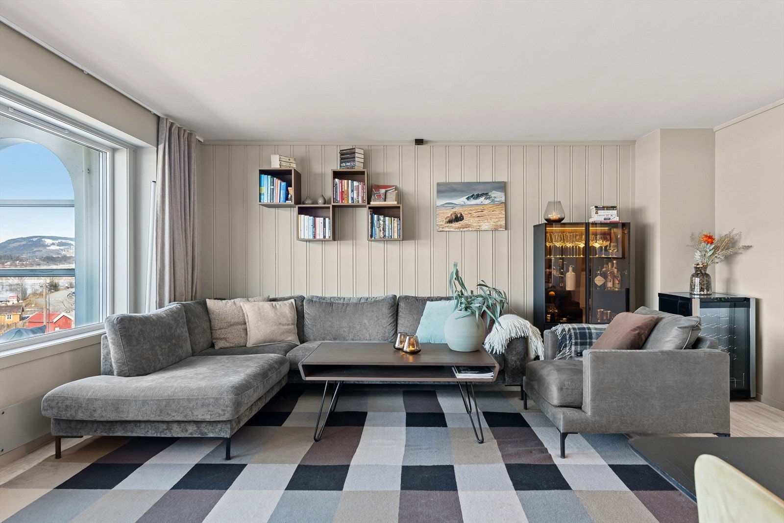 Sofakroken finner fort sin naturlige plass i rommet, og tv-en kan med fordel plasseres mot/på vegg. Galleribilde