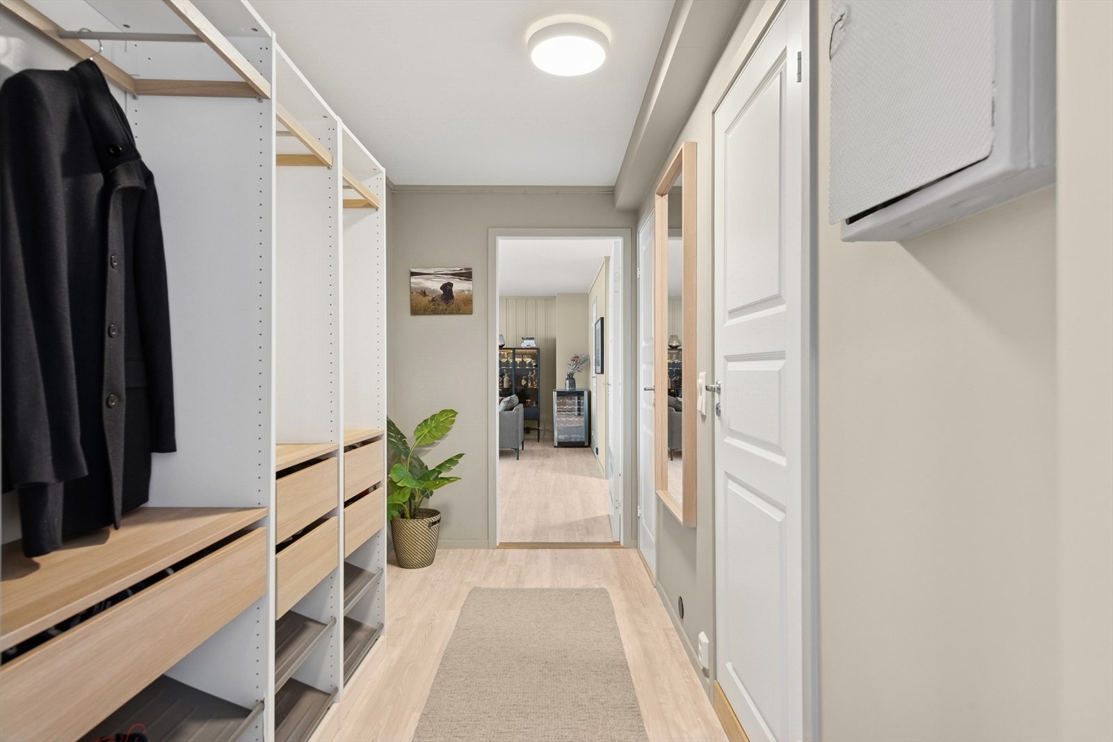 Lys og hyggelig entré med smarte garderobeløsninger. Galleribilde