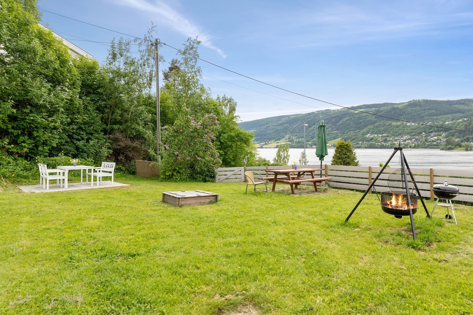 Det er utplassert felles sittegrupper for et sosialt miljø. Galleribilde