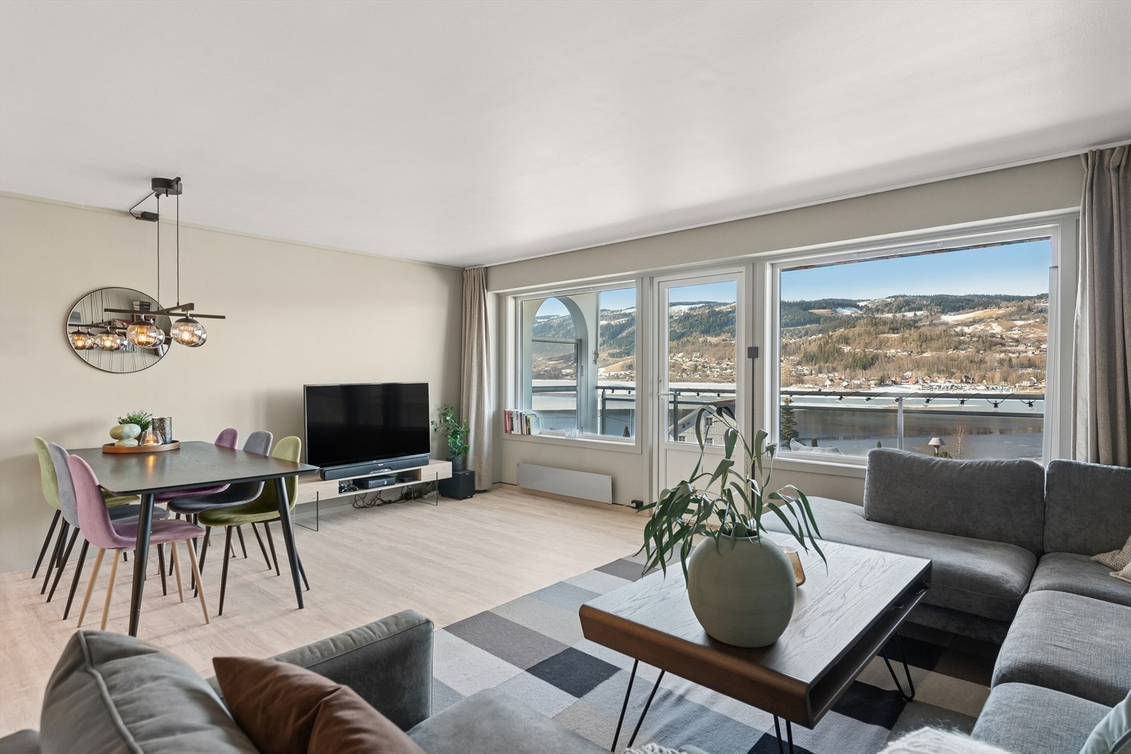 Gode vindusflater sørger for at rommet får mye naturlig og godt lys. Galleribilde