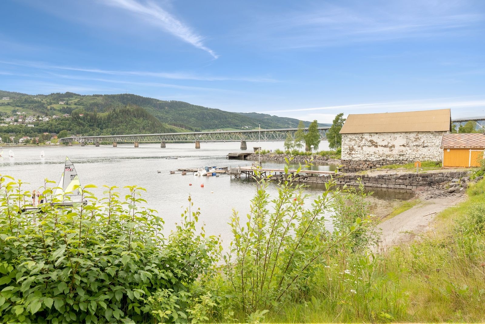 Like nedenfor boligen er det fin badeplass og turmuligheter langs Mjøsa og Lågen. Galleribilde