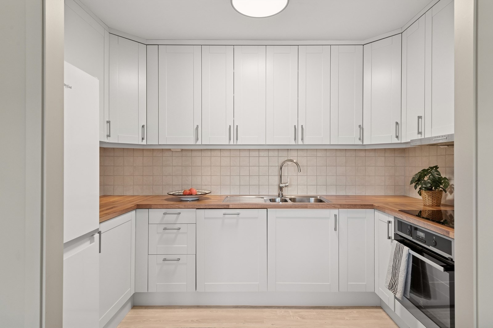 Stilrent Epoq-kjøkken fra 2015. Her har en alt en måtte trenge av skap-, skuff- og benkeplass. Galleribilde