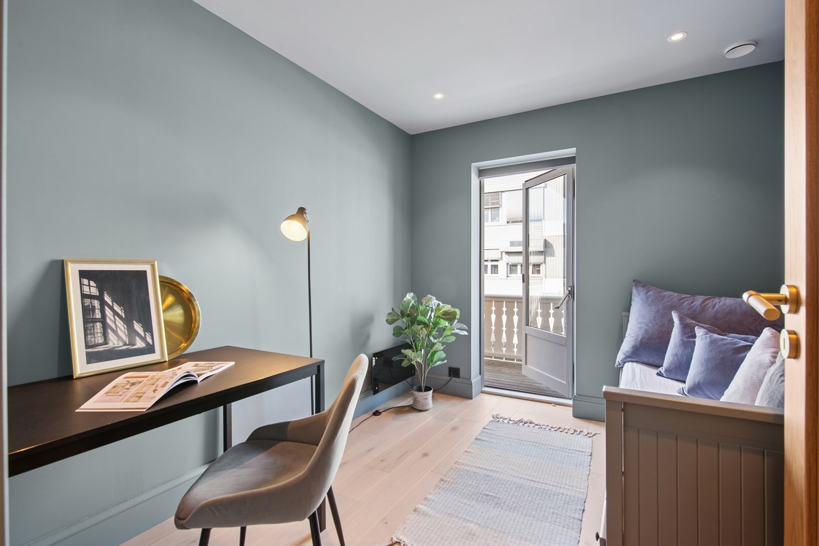 Et av soverommene er i dag innredet som et kontor, og har utgang til en hyggelig balkong som vender mot bakgården. Galleribilde