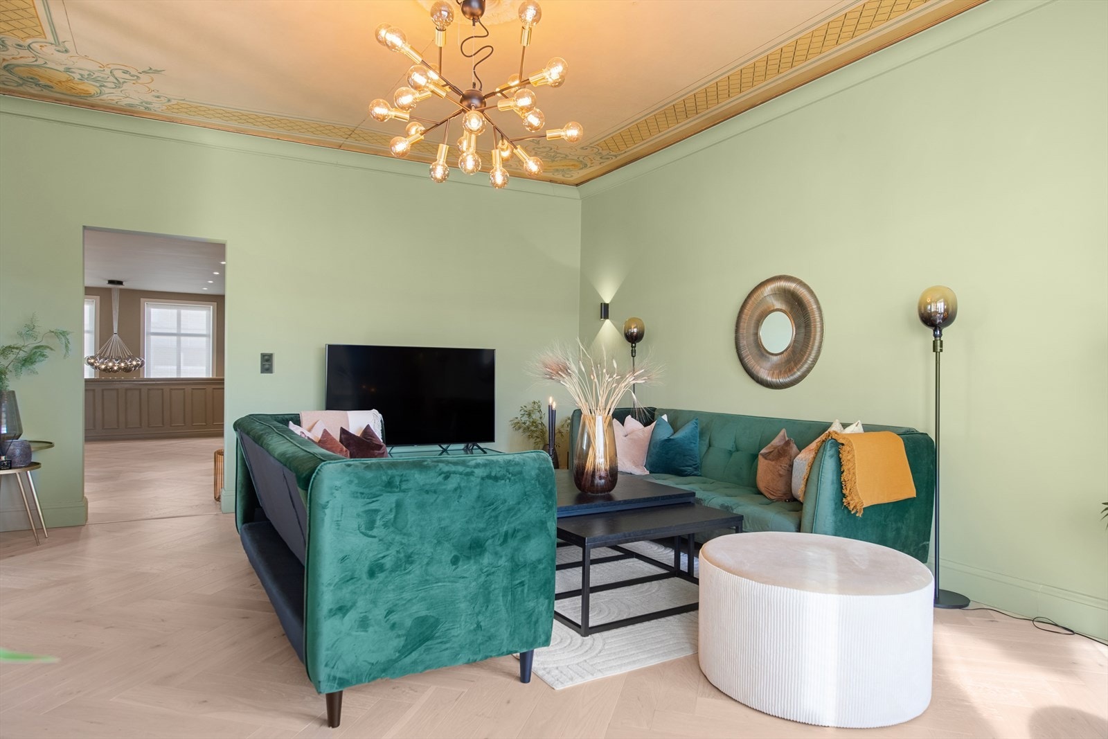 Loungeområdet har god plass til komfortable sofaer og lenestoler, og inviterer til både avslapning og sosiale sammenkomster. Galleribilde