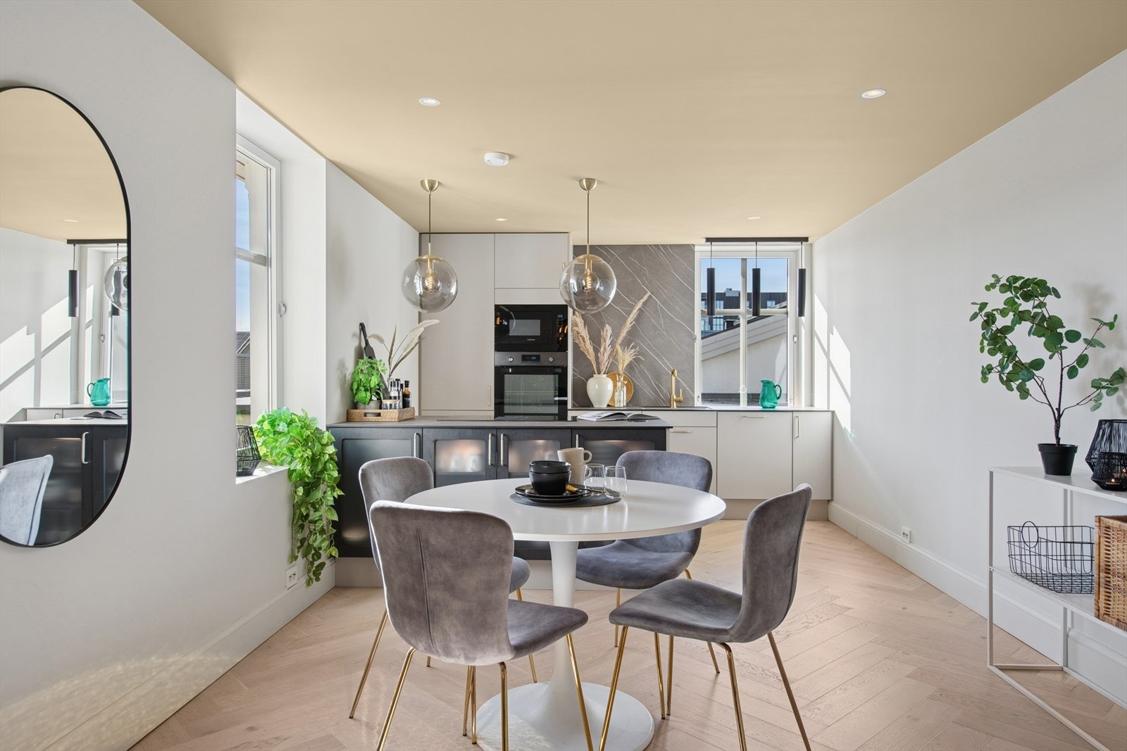 Opplev gleden av å lage mat i dette stilfulle og funksjonelle kjøkkenet, som kombinerer kvalitet og estetikk på en ypperlig måte. Galleribilde