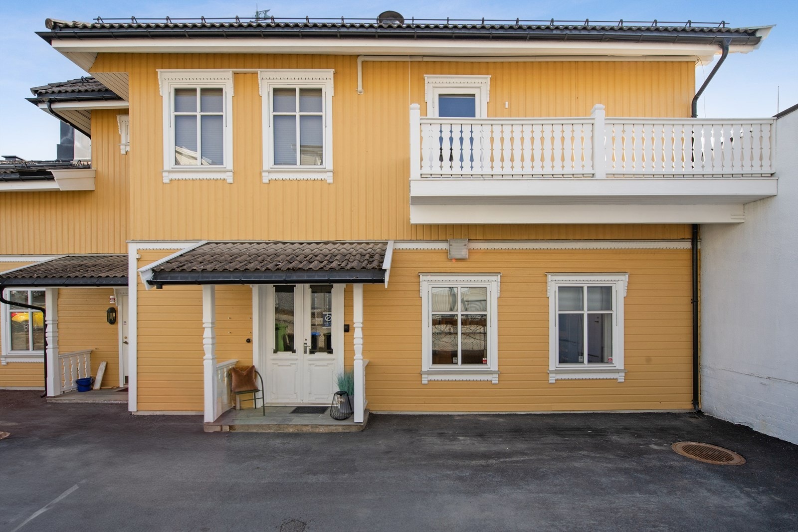 Leiligheten har adkomst fra bakkeplan på baksiden av bygget, via et hyggelig, overbygget inngangsparti. Galleribilde