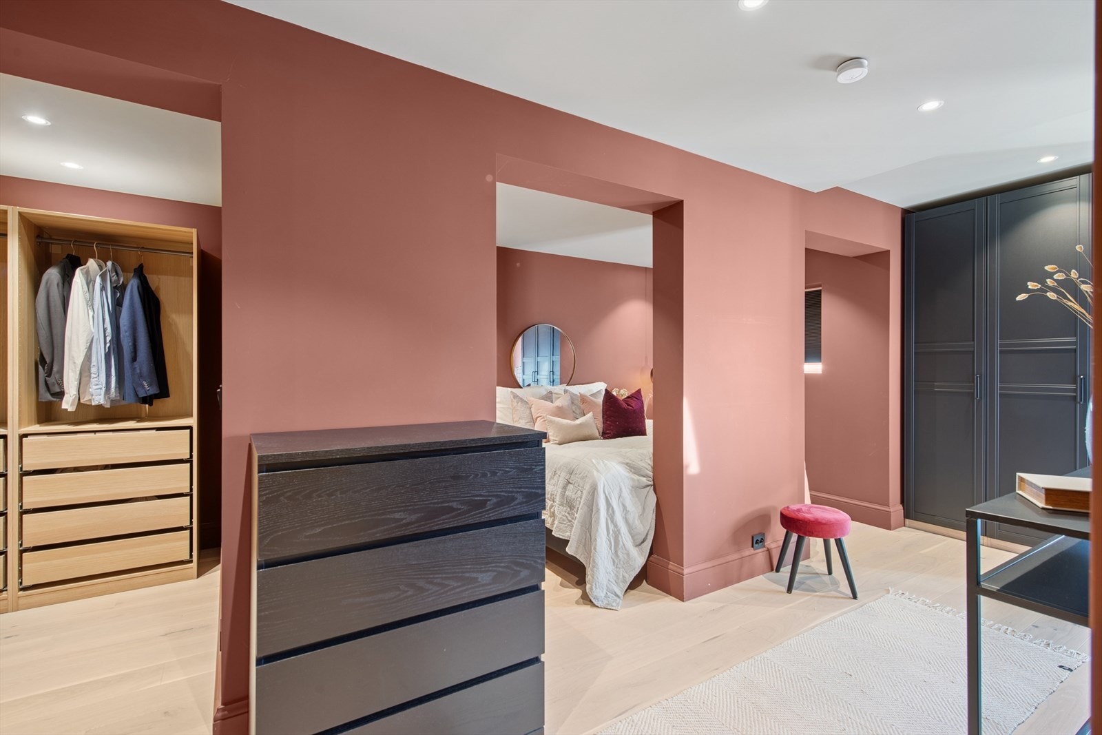 Hovedsoverommet er utformet som en privat suite med egen tilgang til et romslig garderoberom, som gir ekstra komfort og luksus. Galleribilde
