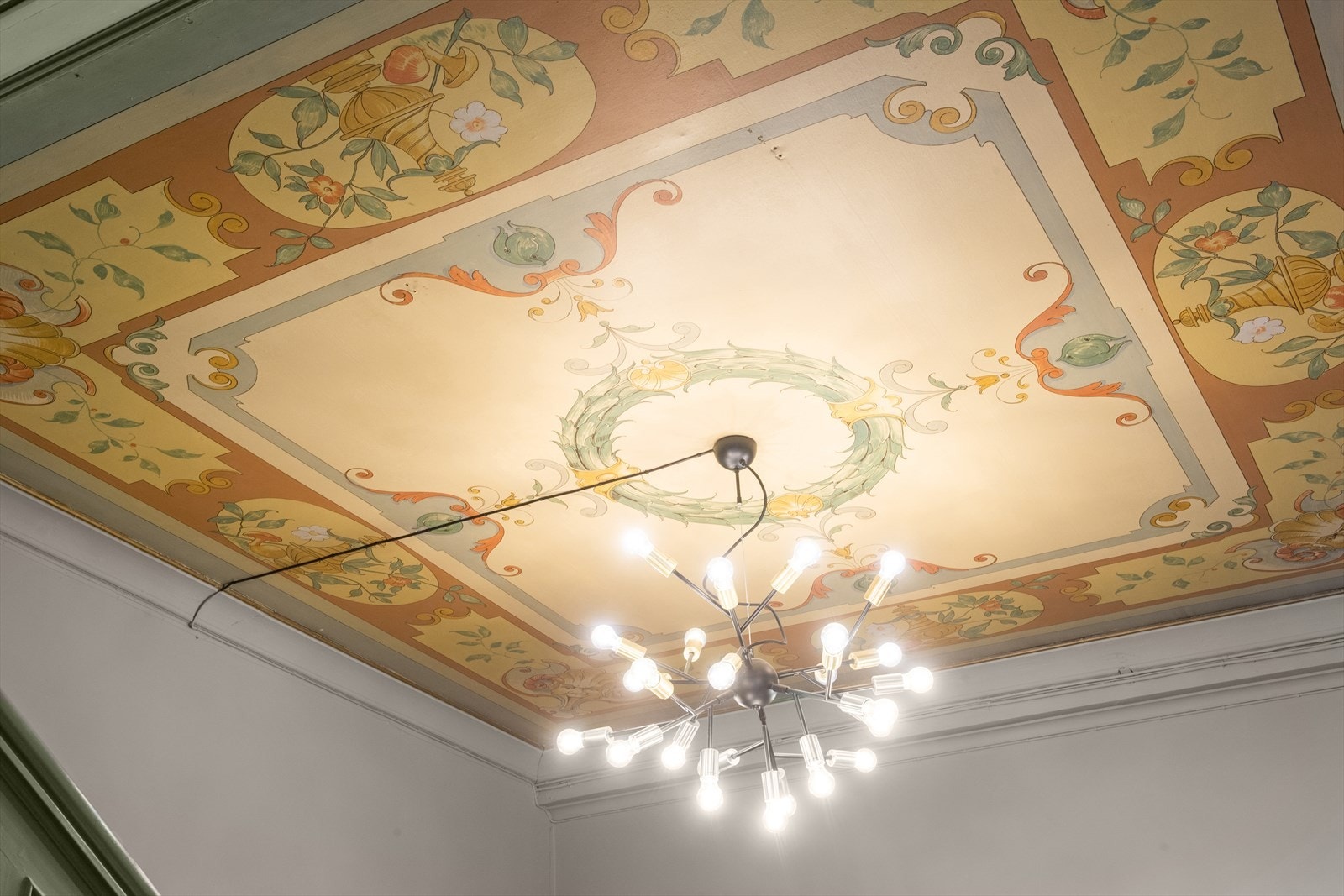 De klassiske detaljene i leiligheten er bevart, inkludert lister og dørlister, samt et vakkert maleri i himlingen. Galleribilde