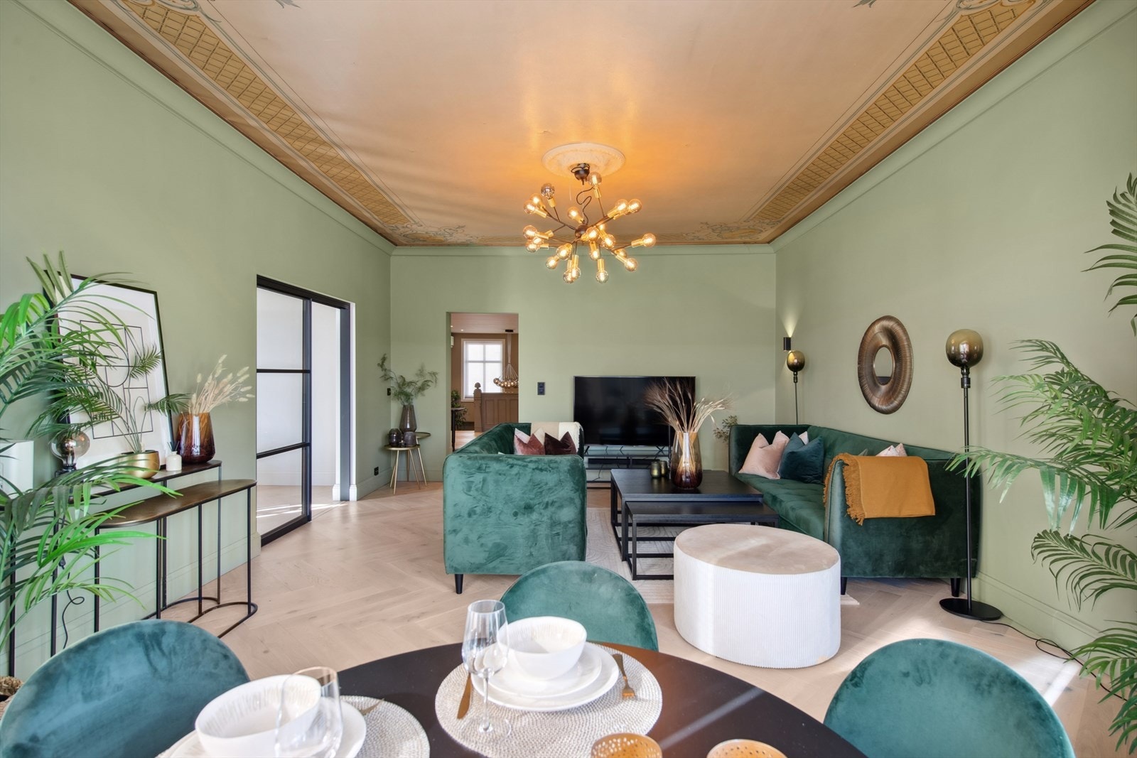 Himlingen er dekorert med maleri, akkurat som i hallen, noe som gir rommet en unik og klassisk sjarm. Galleribilde