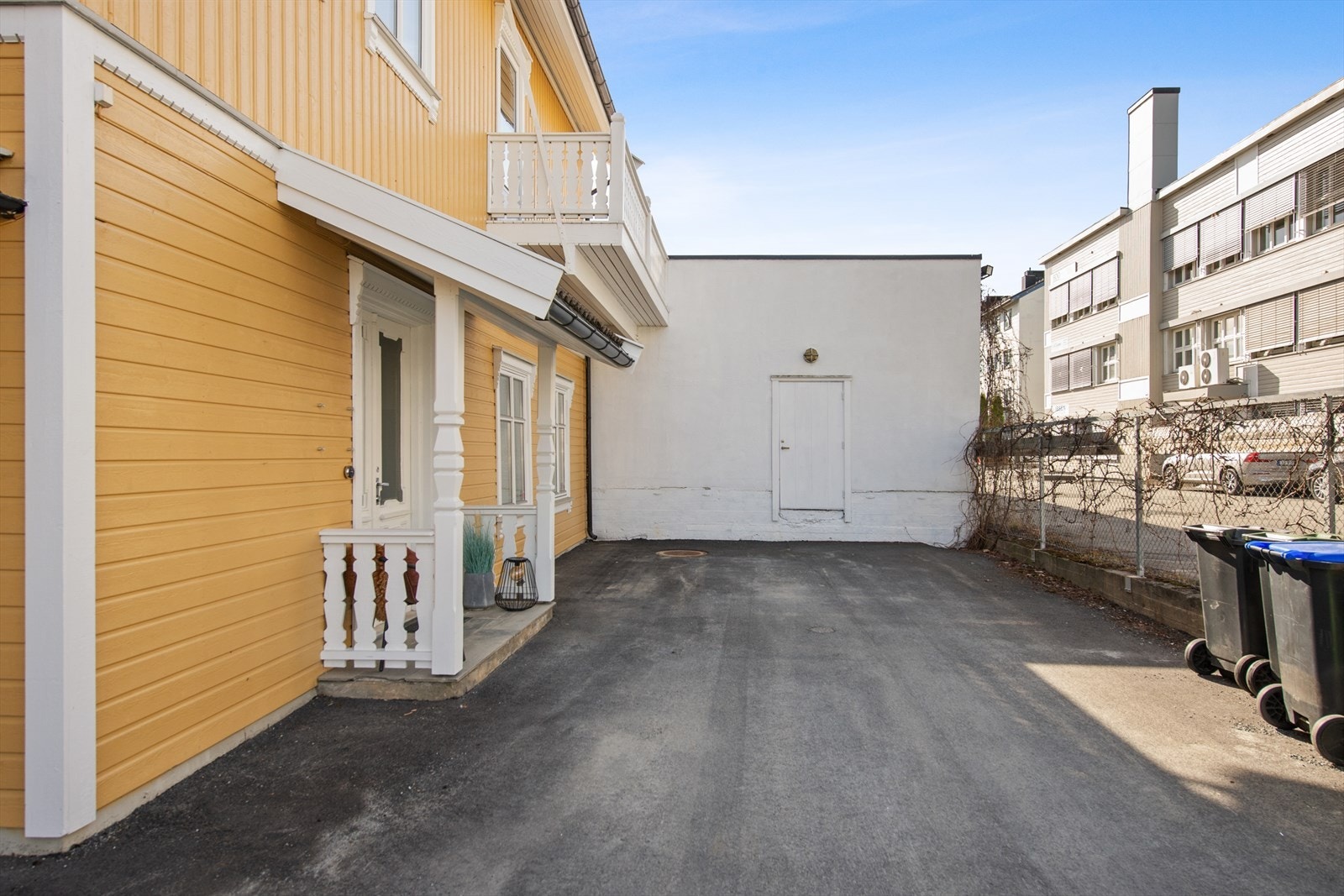 Det følger med to utendørs parkeringsplasser. Galleribilde