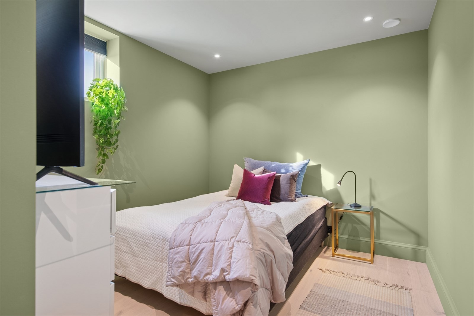 Hvert soverom har god plass til seng, tilhørende møblement og oppbevaring, noe som gir en behagelig og funksjonell atmosfære. Galleribilde