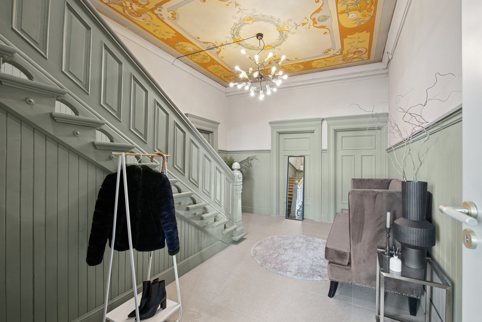 Innenfor døren møtes du av en romslig og funksjonell hall som setter standarden for boligen. Galleribilde