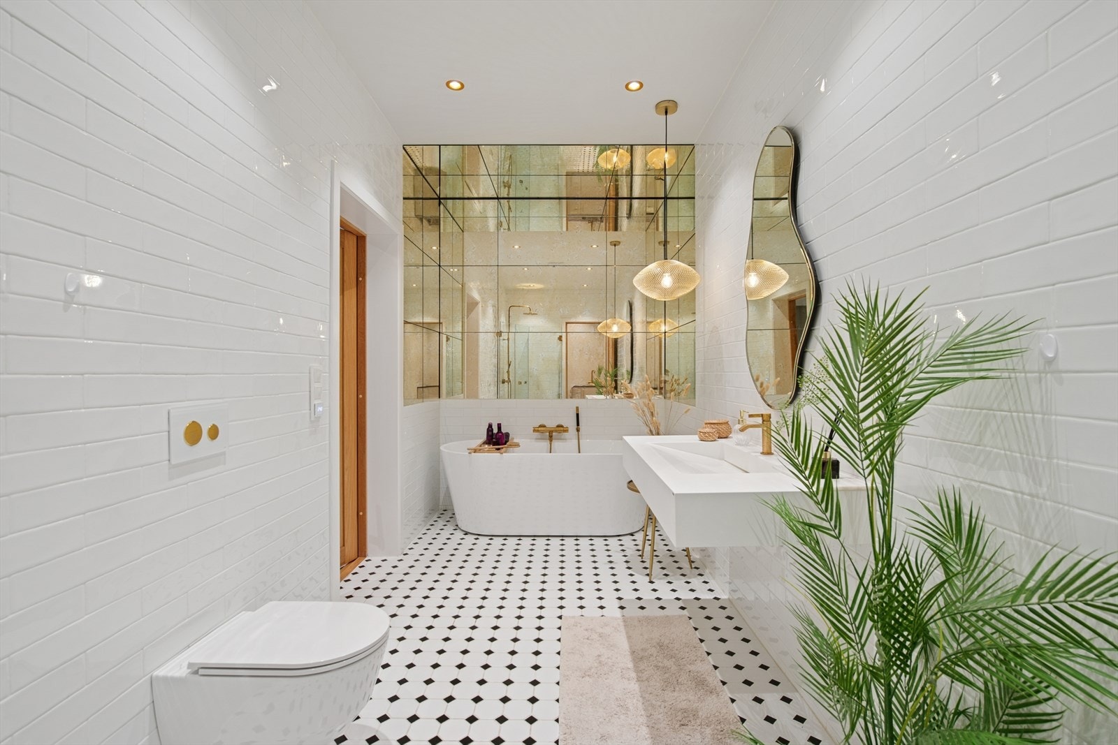 Badet er elegant og tidløst, med hvite, flislagte overflater og behagelig gulvvarme. Galleribilde