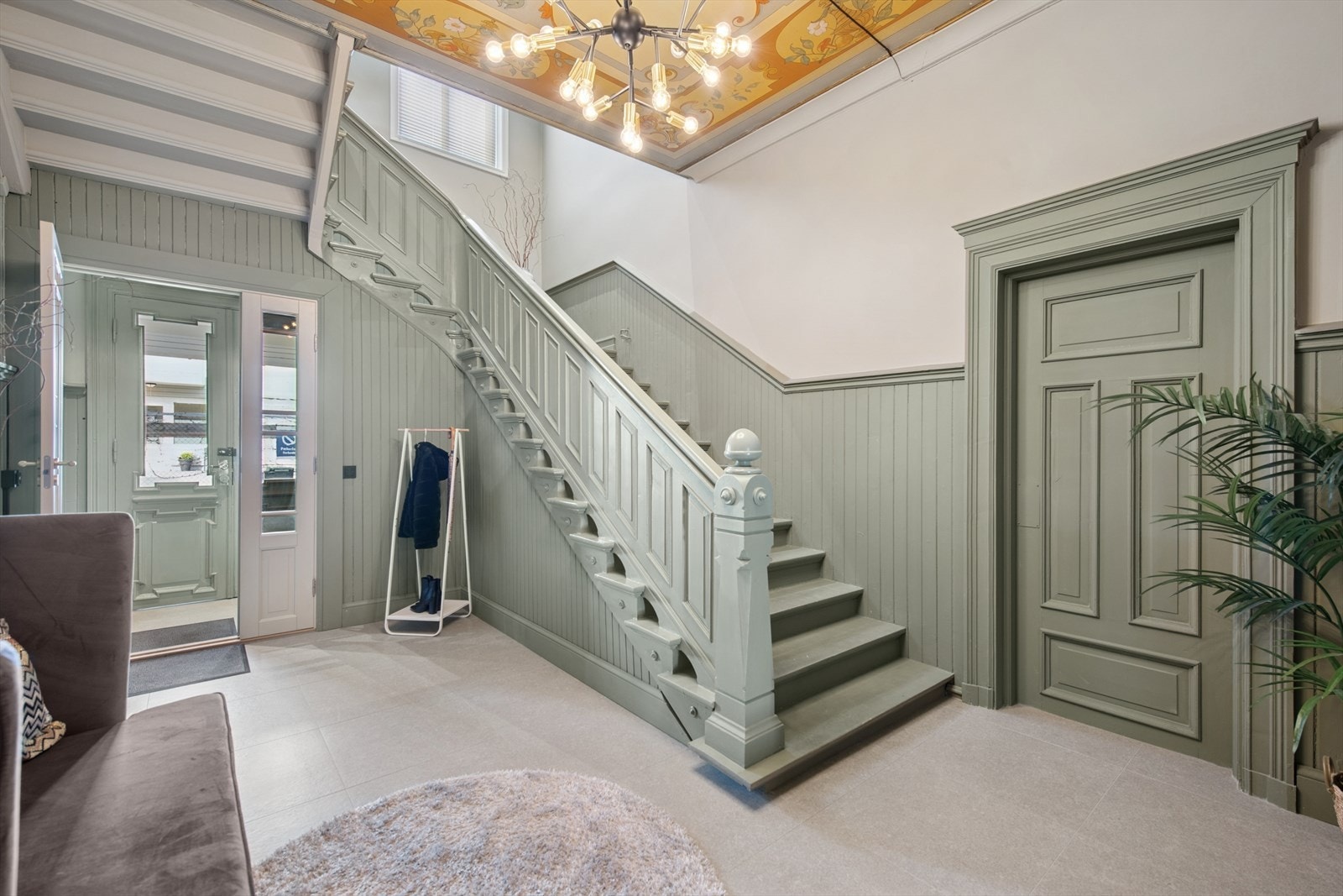 Her er det pene fliser på gulvet, delikate fargetoner og god takhøyde. Galleribilde