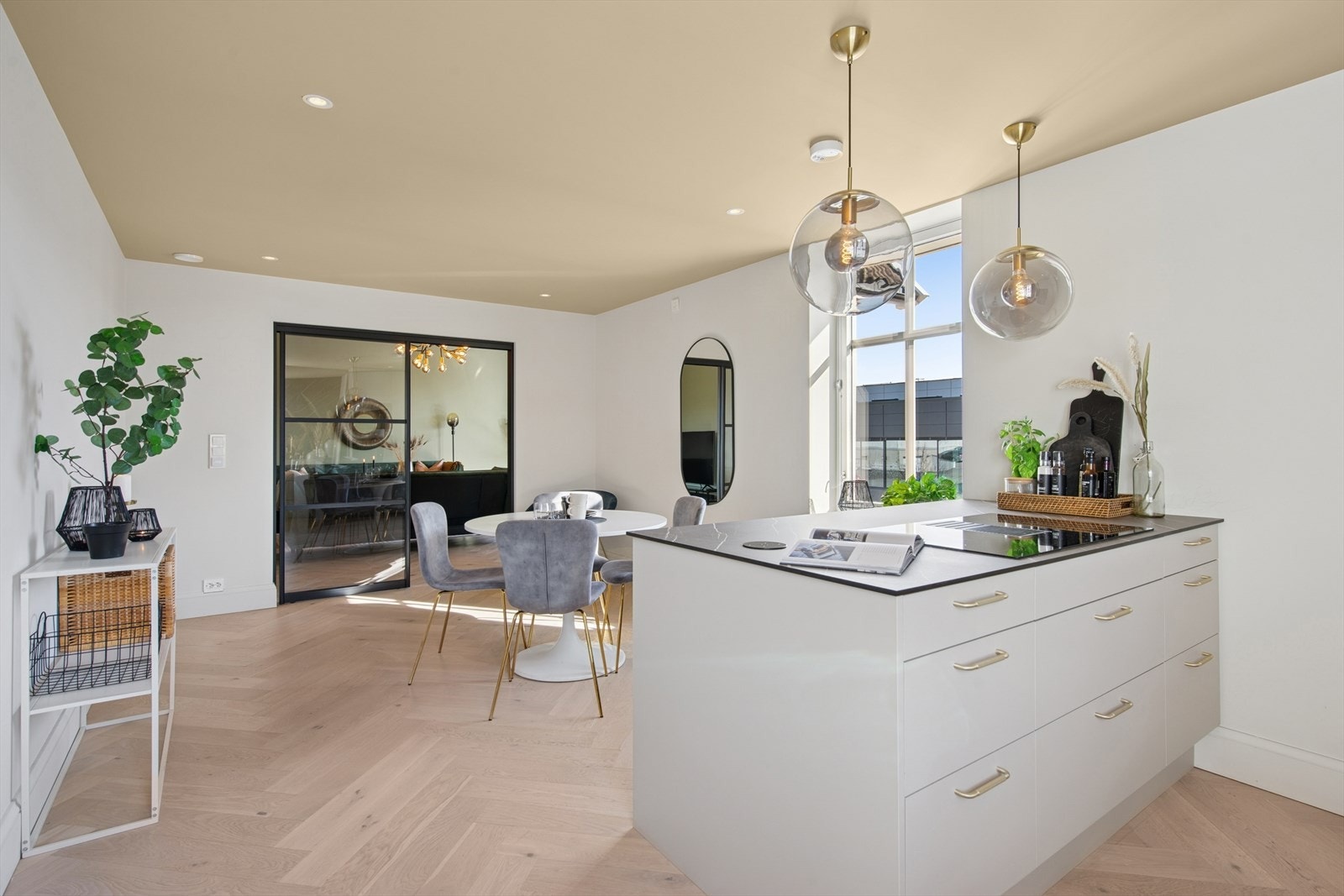 Den praktiske kjøkkenøya med glassdører gir ekstra oppbevaringsplass og tilfører rommet en ekstra dimensjon. Galleribilde