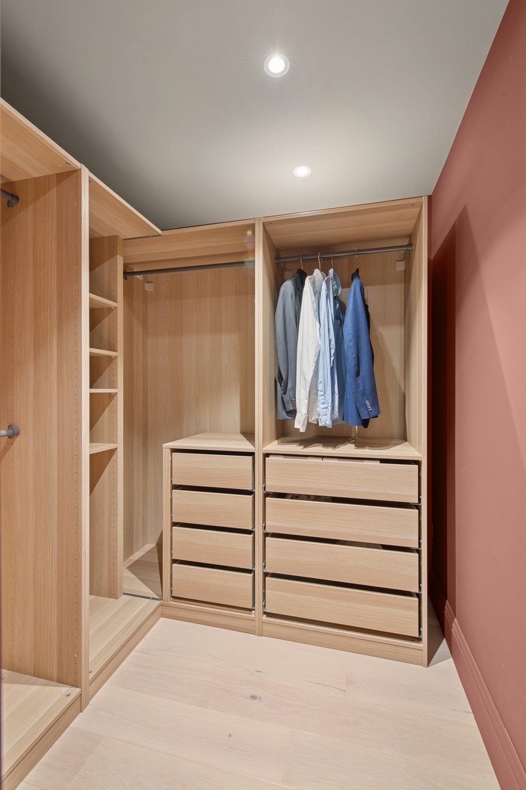 Garderoberomet gir rikelig med oppbevaringsplass. Galleribilde