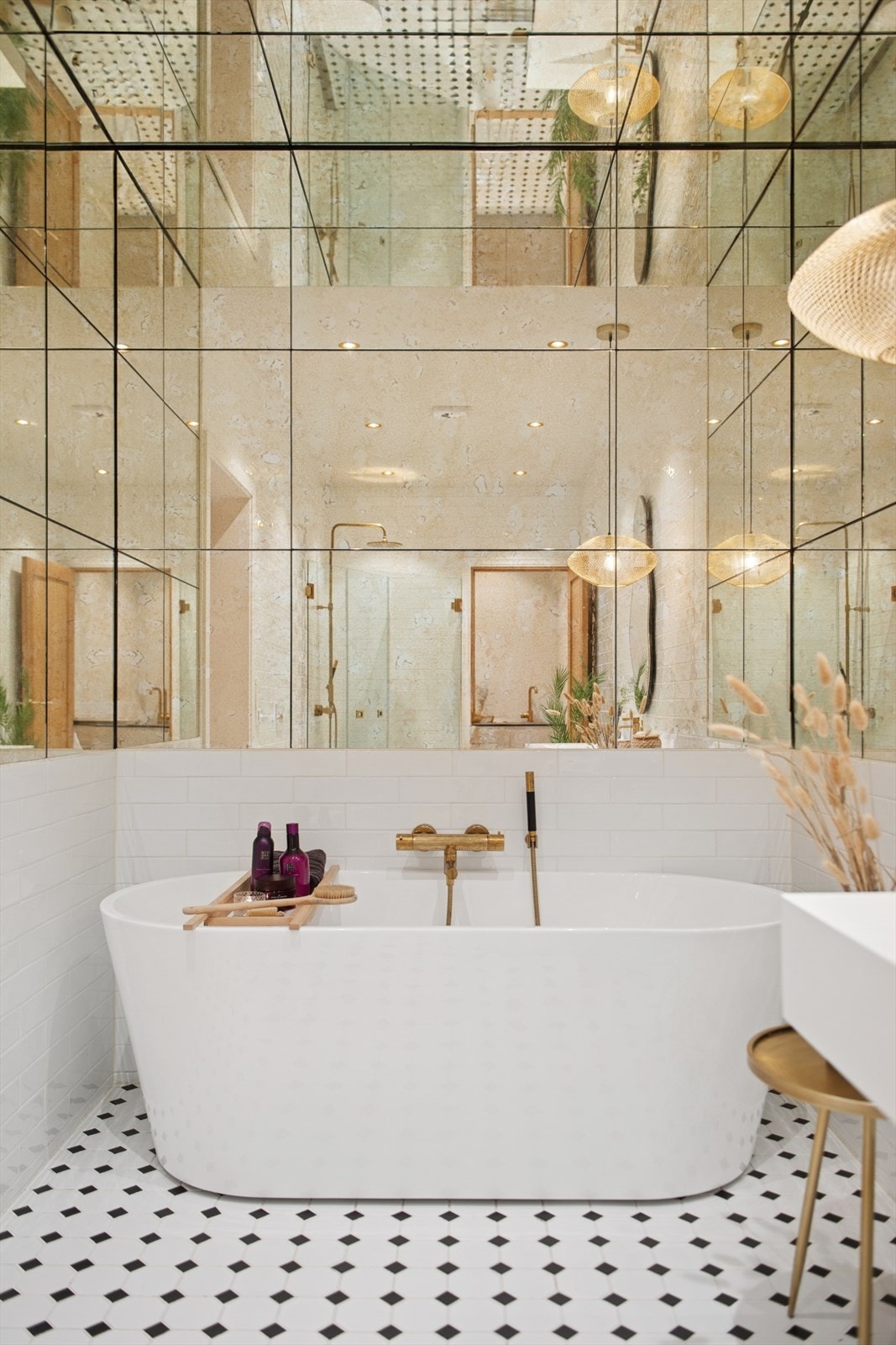 Det moderne badekaret er plassert i en egen sone, omgitt av speilfliser på veggene. Her får du virkelig følelsen av å være på et eksklusivt hotell. Galleribilde
