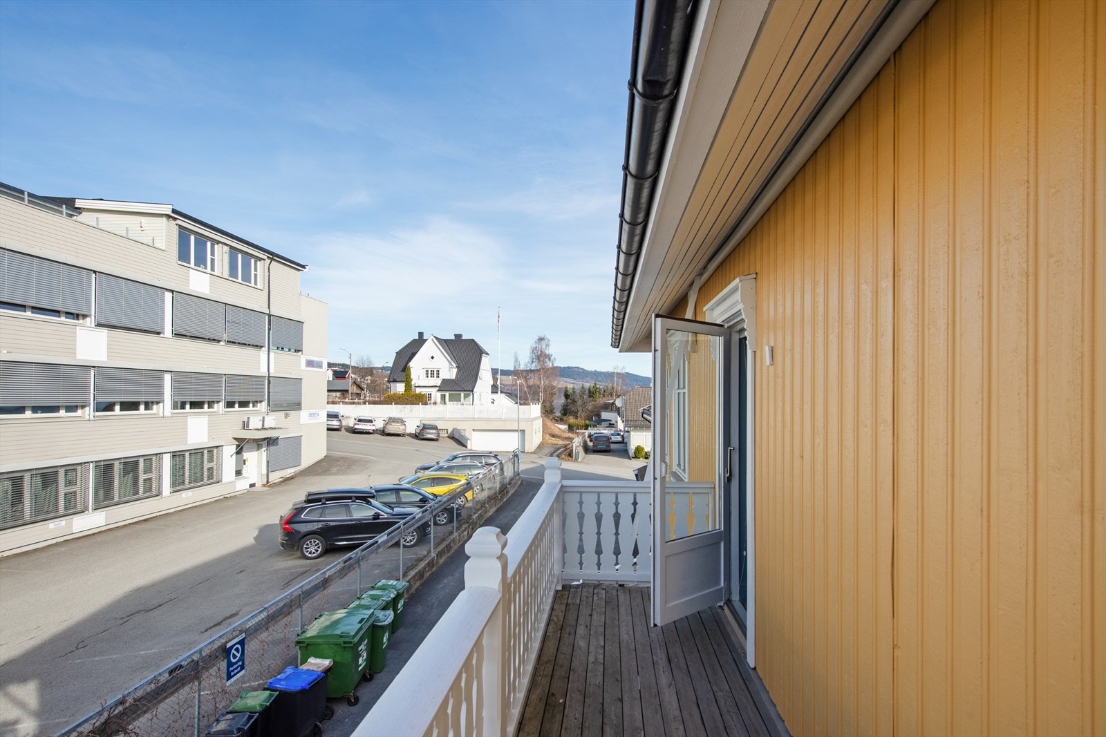 Denne balkongen er et hyggelig sted å ta en pause i løpet av dagen. Galleribilde