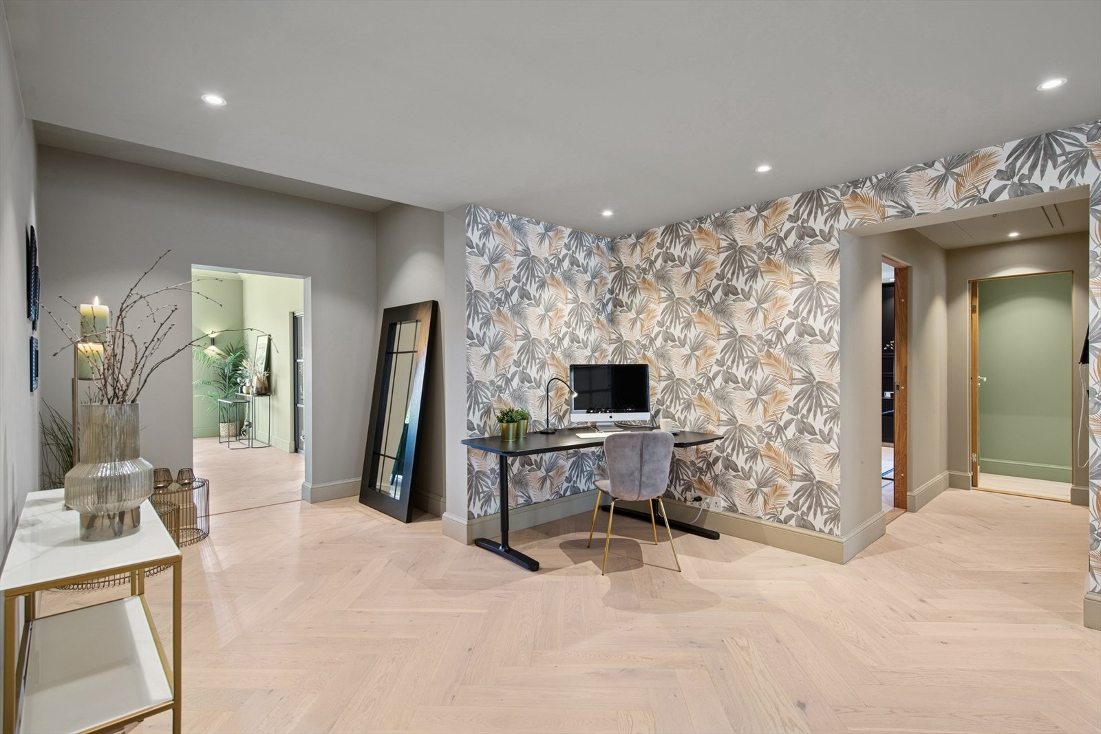 Detaljene med gulvet og tapeten tilfører rommet karakter og stil. Galleribilde