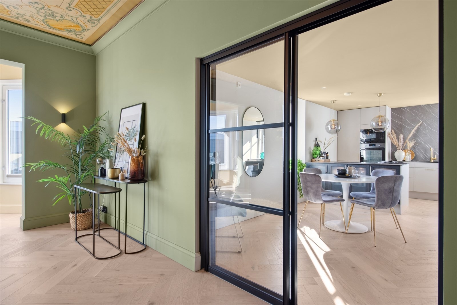 Mellom stuen og kjøkkenet er en pen glassdør, med sorte detaljer. Galleribilde
