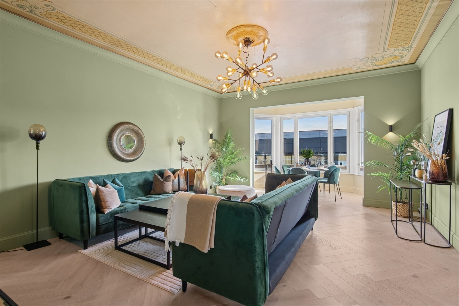 Stuen er av god størrelse og imponerer umiddelbart med en luftig atmosfære, delikate fargetoner og detaljer. Galleribilde