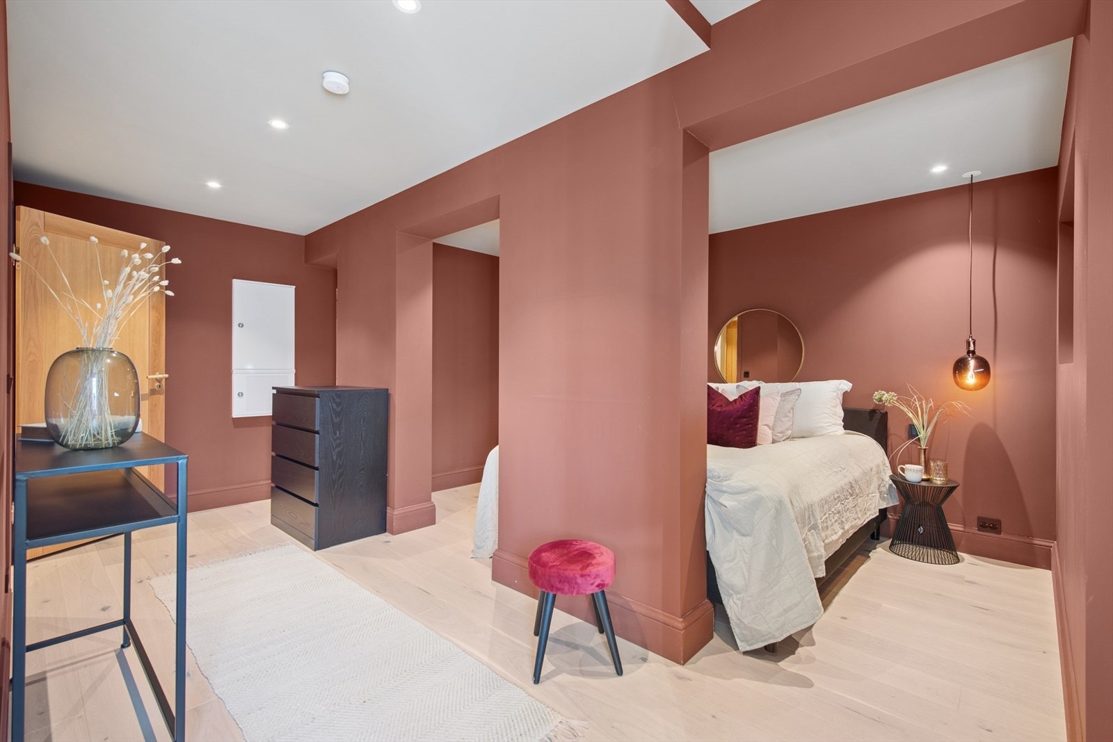 Hovedsoverommet er fint inndelt i soner, med plass til ønsket møblering. Galleribilde