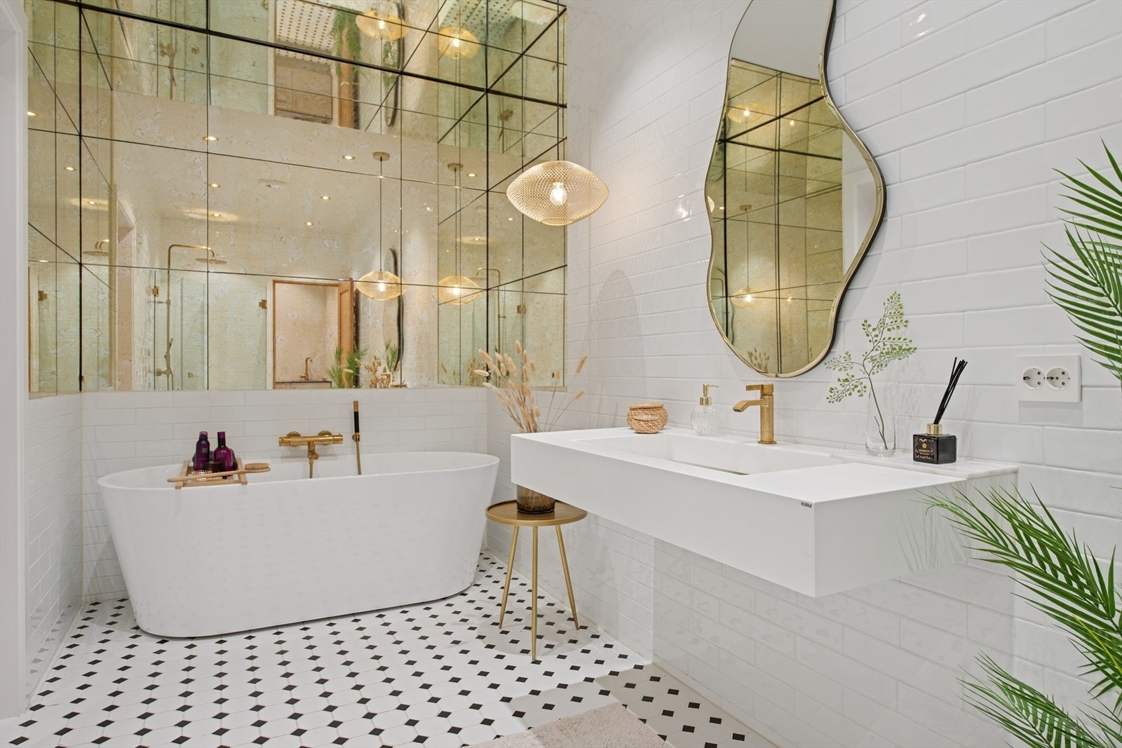 De stilige gulldetaljene på blant annet armaturer, lamper og spotter i himlingen gir rommet en luksuriøs atmosfære. Galleribilde