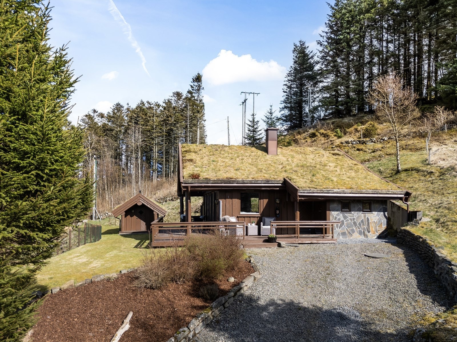 Gruslagt tun og barklagte bed. Galleribilde