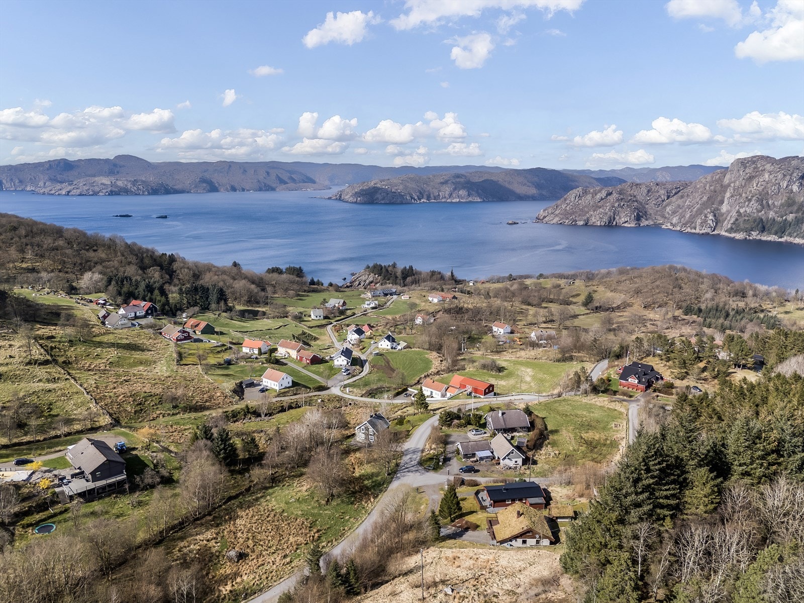 Eiendommen ligger meget flott til på en høyde med nydelig utsikt. Galleribilde