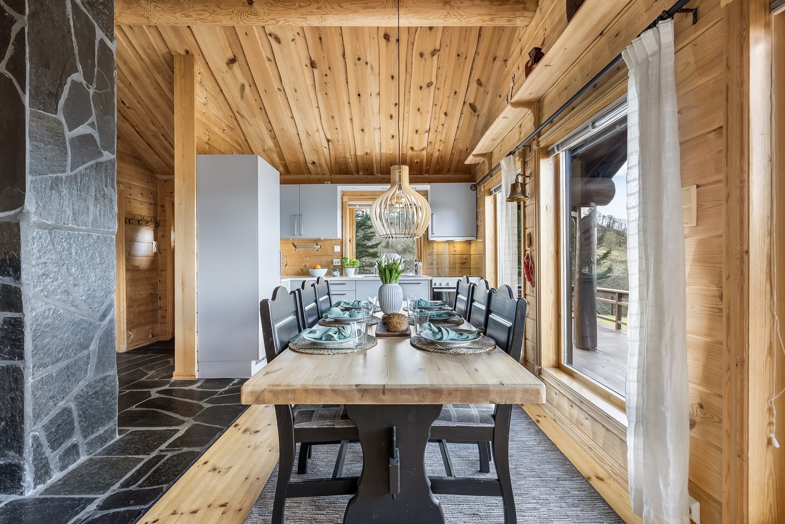 Spiseplass mellom kjøkkendel og stuedel. Galleribilde