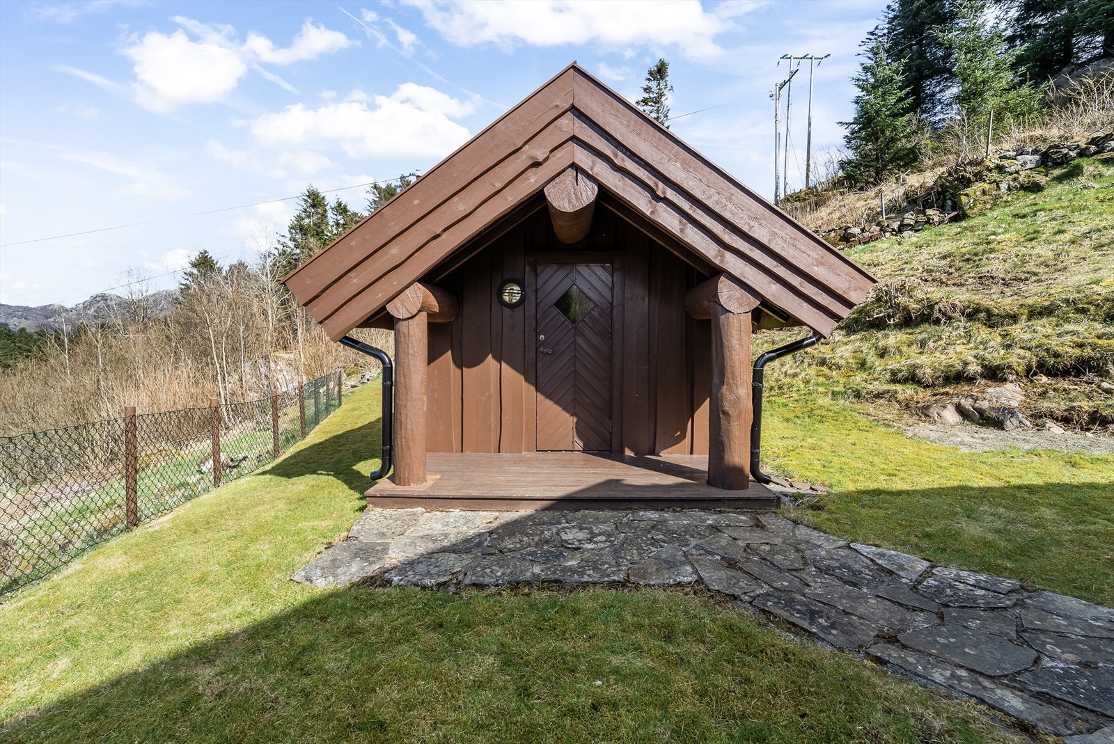 Uthus med lagringsplass. Galleribilde