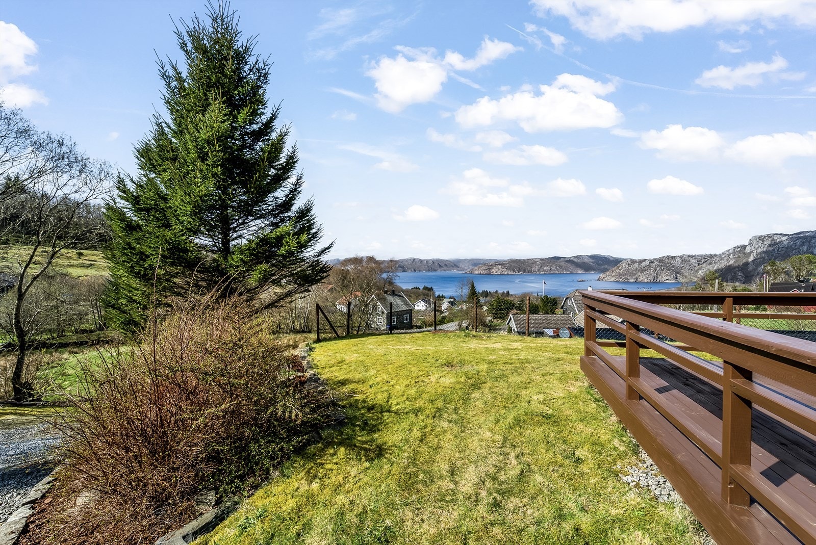 Utsikten kan nytes fra flere hold - i og utenfor hytta. Galleribilde