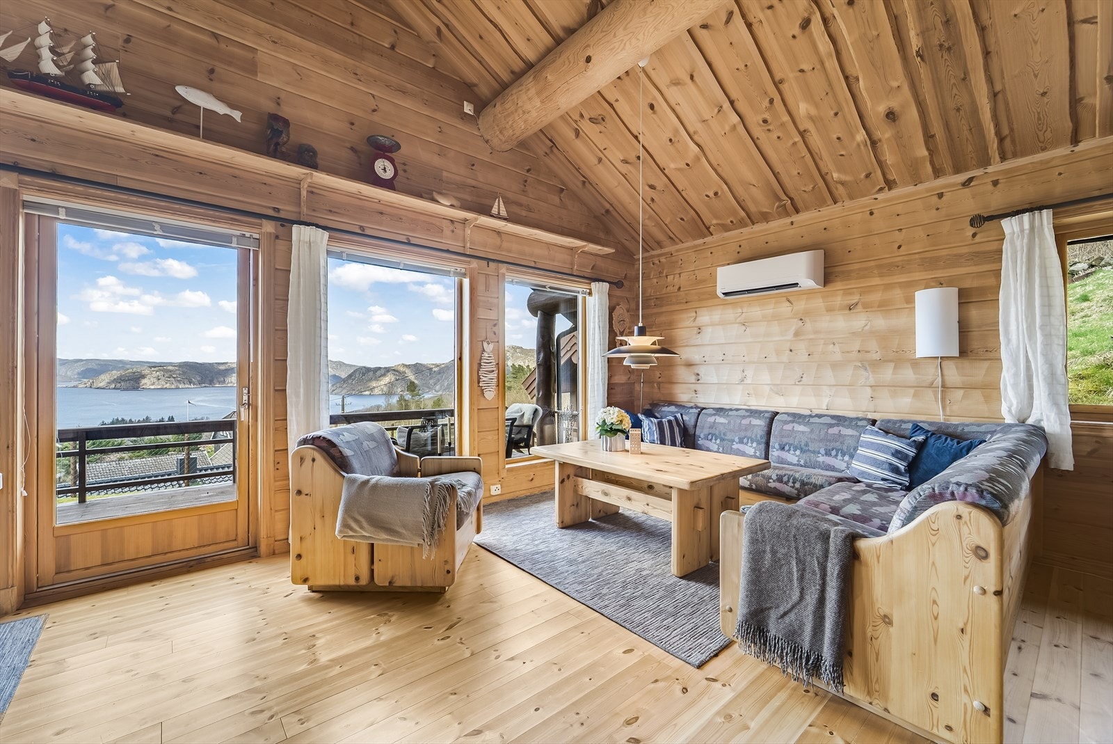 Fra sofakroken kan den flotte utsikten nytes. Varmepumpe på vegg. Galleribilde