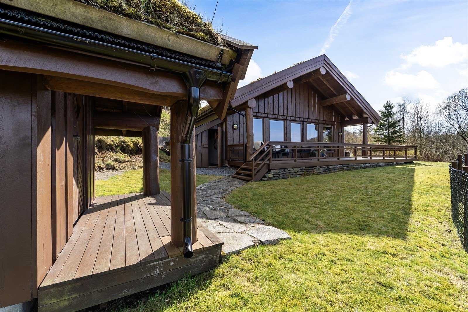 Uthuset står i stil med hytta. Galleribilde