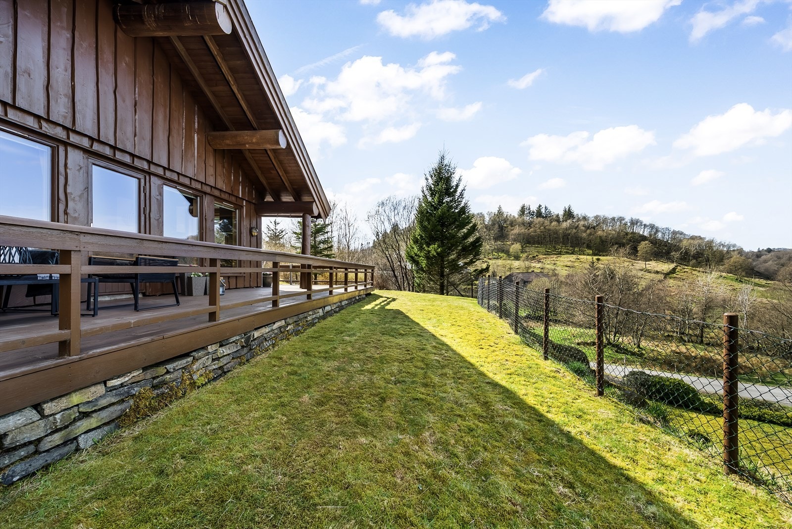 Plenlagt område med boltreplass i front. Galleribilde