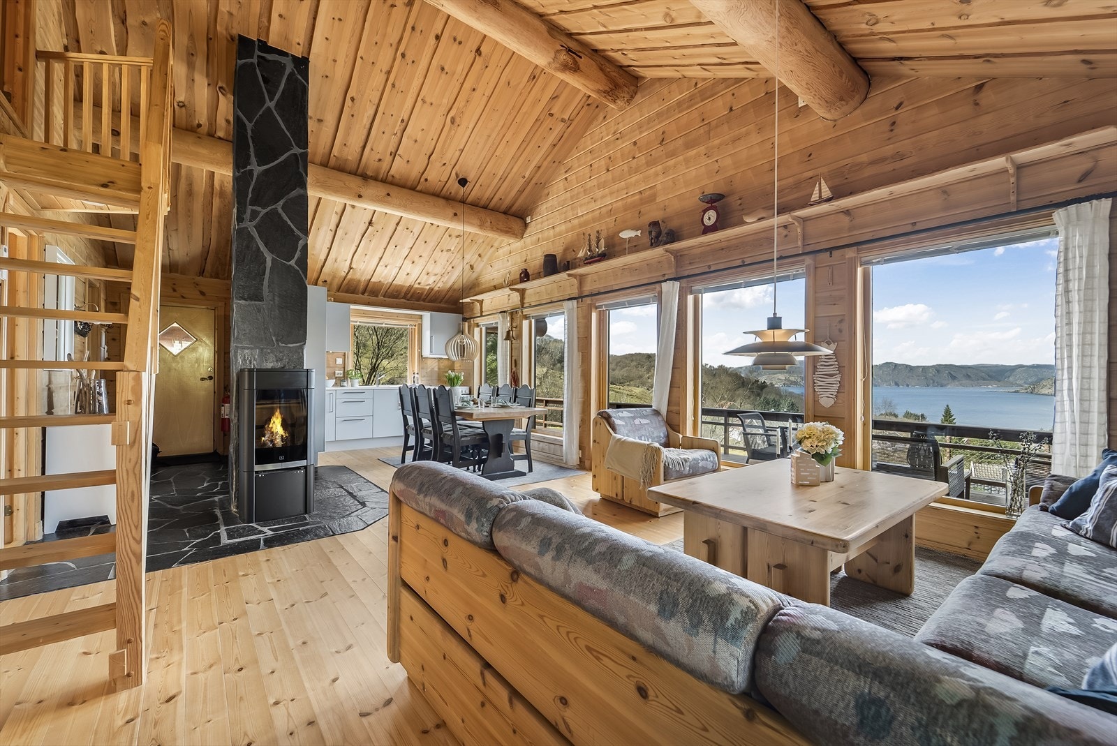 Koselig stue med fantastisk utsikt over fjorden. Galleribilde