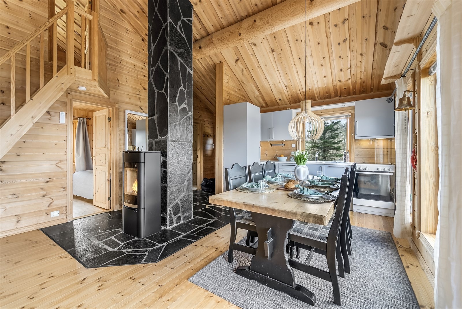 Pent innredet hytte med store vindusflater for godt lysinnslipp og en moderne vedovn som gir godt med varme på kalde dager. Galleribilde