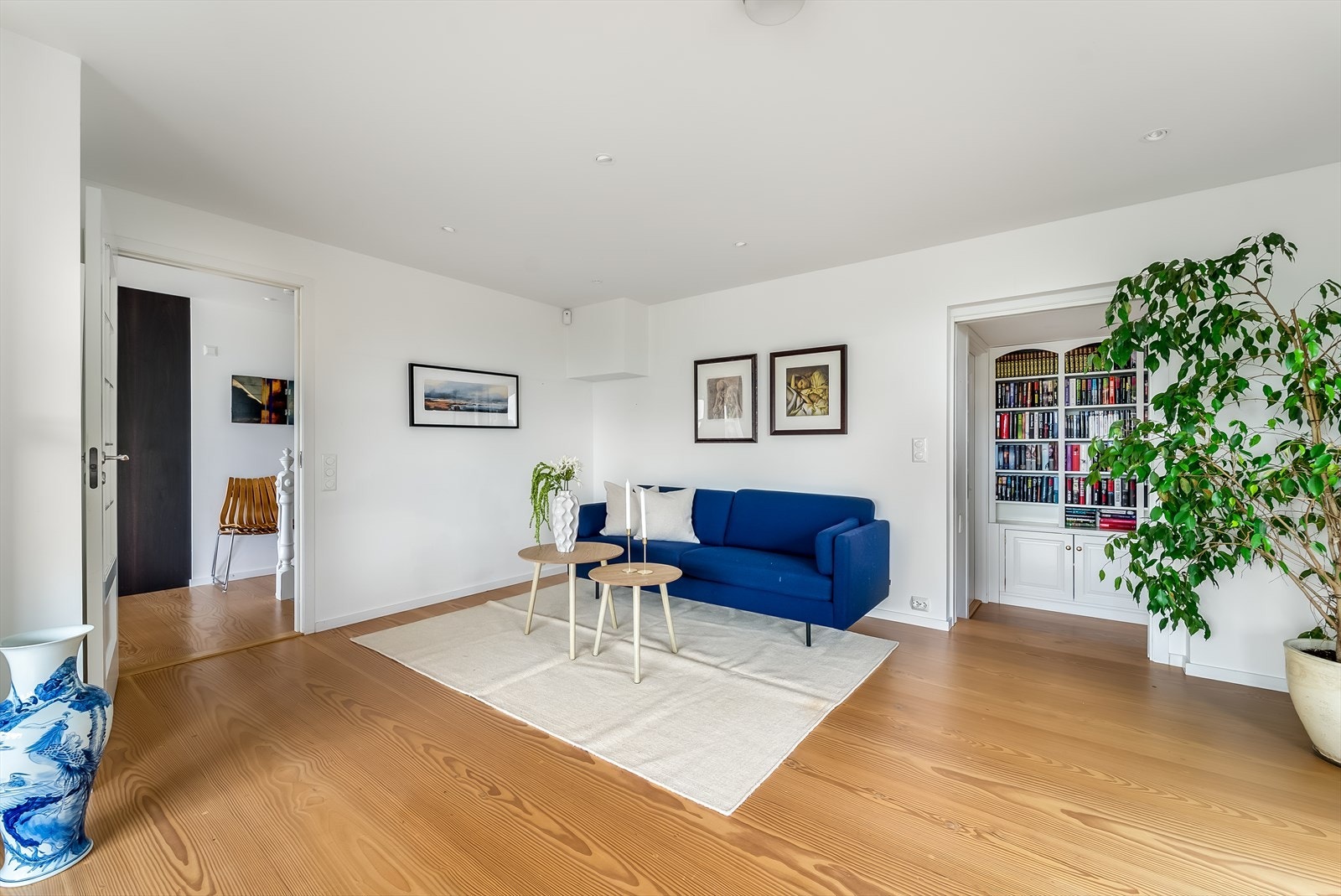 Stue i tilknytning til kjøkkenet. En stue med rom for avslapning i sofaen, med en god bok foran gasspeisen eller med underholdning fra tv. Galleribilde