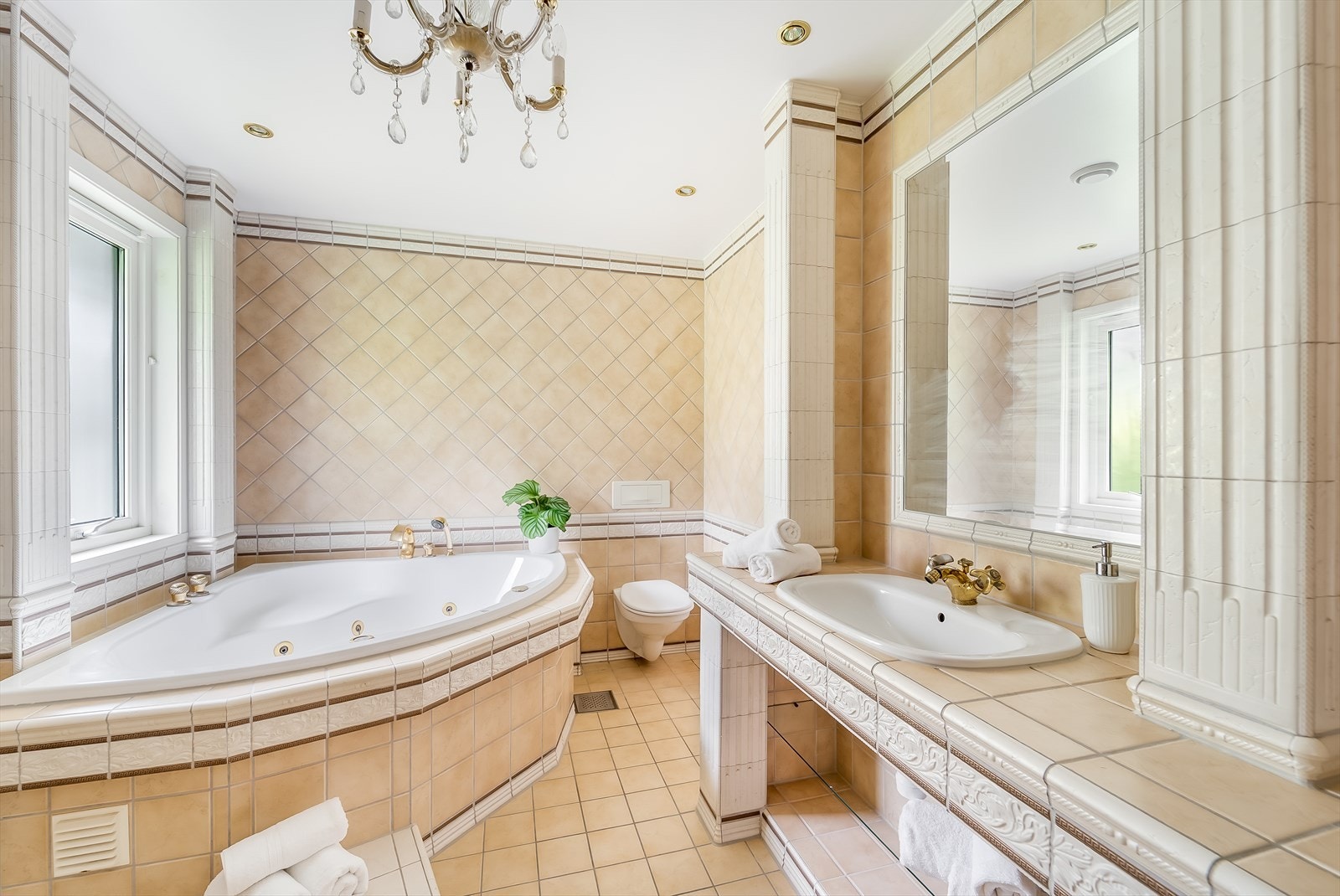 Romersk inspirert bad med søyler og detaljerte fliser. Galleribilde