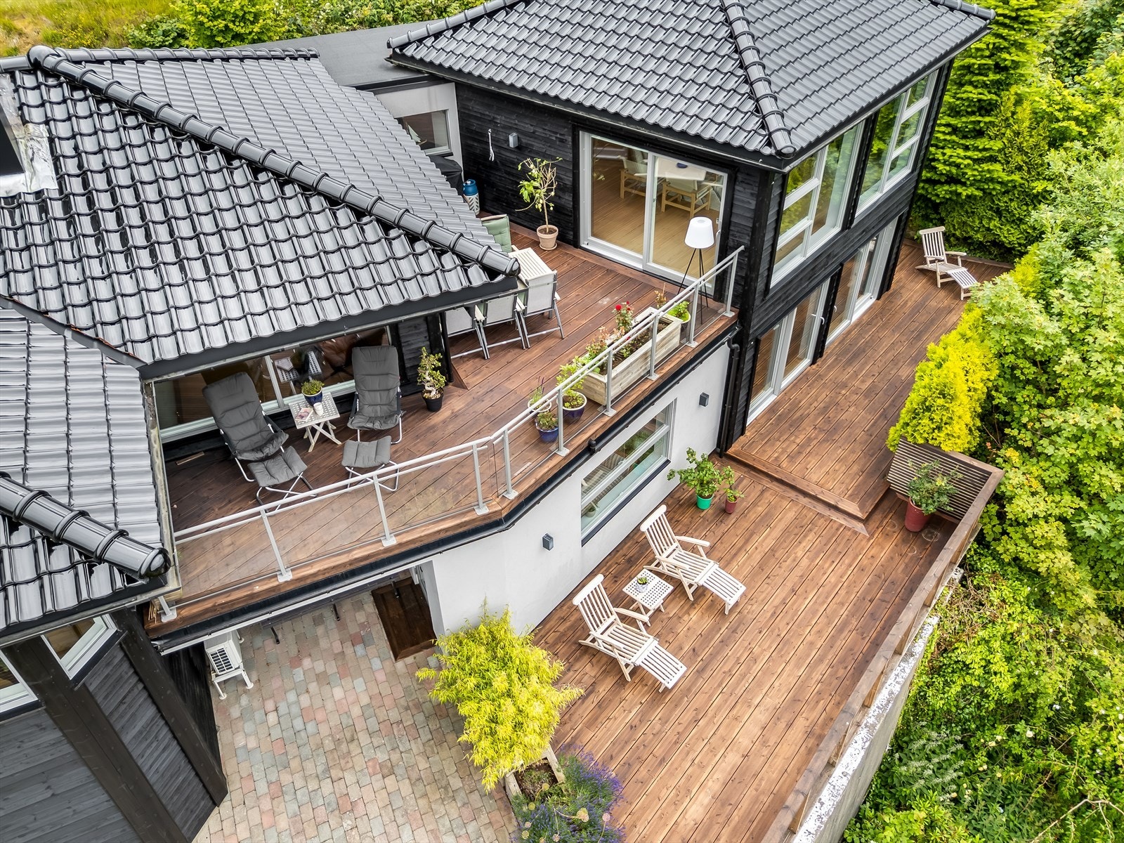 Store terrasseflater i front av boligen. Nybeiset i 2025. Galleribilde