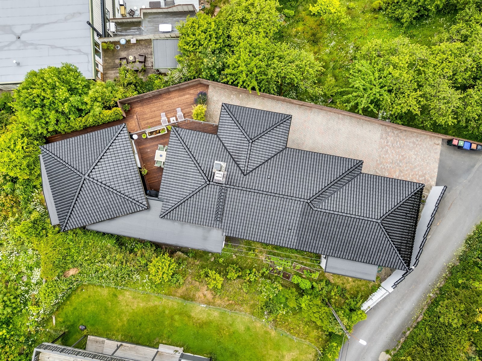 Boligen ansees å være velholdt og er levert med materialer i god kvalitet som bl.a. hollandsk glassert takstein på tak. Galleribilde