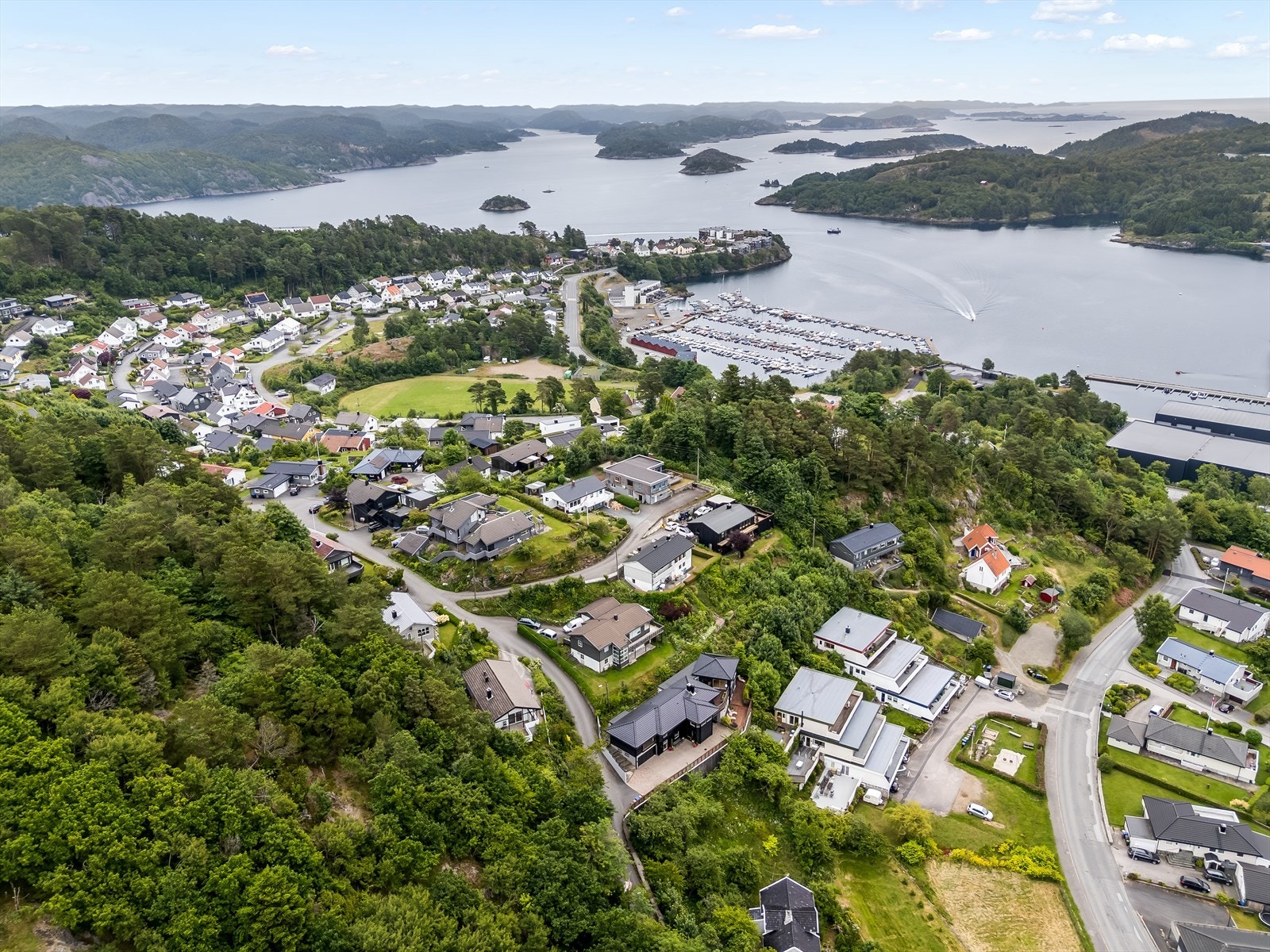Fra boligen er det kort avstand til Farsund sentrum, barne- og ungdomsskolen, samt barnehage rett ved. Galleribilde