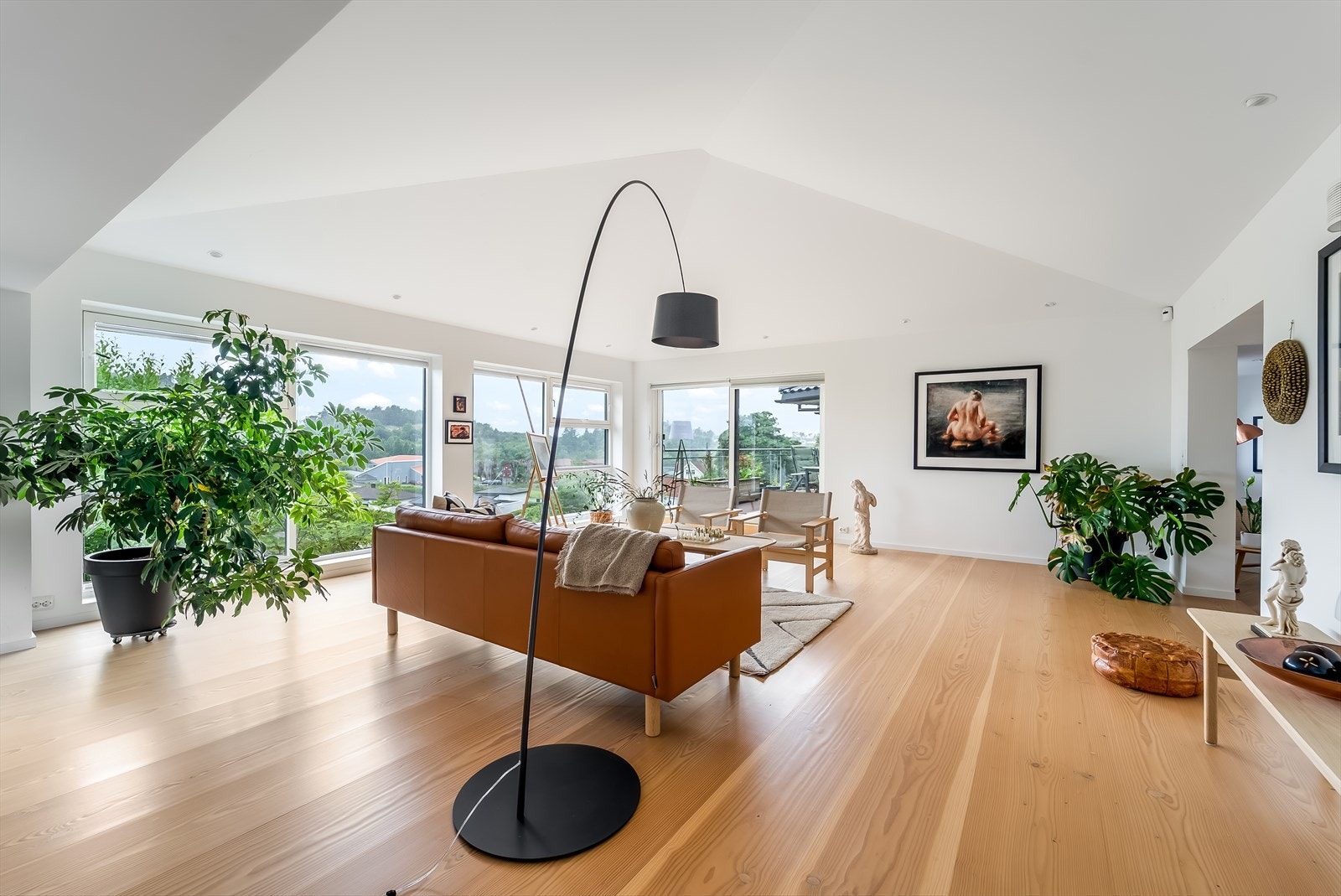 Rommet har en god atmosfære og har adkomst ut til terrassen som binder stue og kjøkken sammen utvendig. Galleribilde