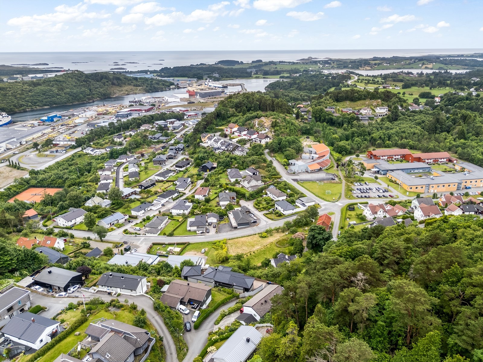 Boligen ligger fint plassert med flott utsikt mot Livdekrona og ut mot sjøen. Galleribilde