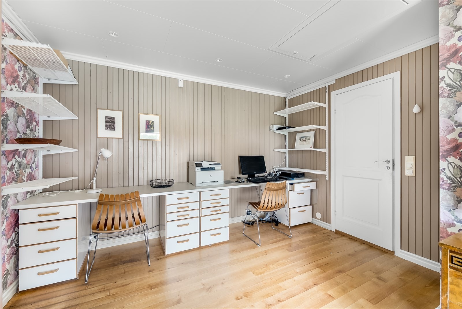 I enden av garderoberommet som binder hovedsoverom og bad sammen, er det plass til å ha hjemmekontor. Galleribilde