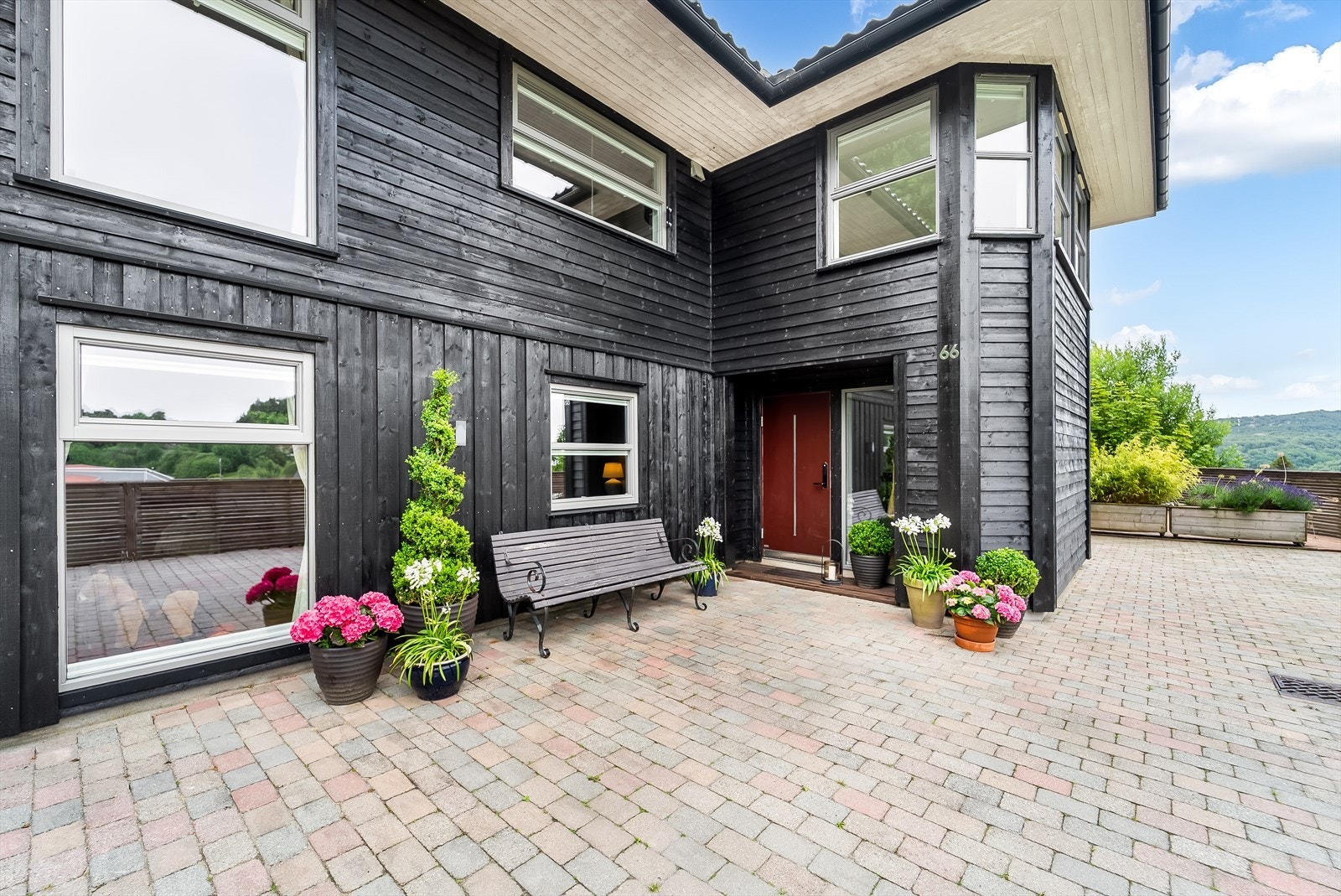 Velkommen inn til en meget flott bolig. Galleribilde