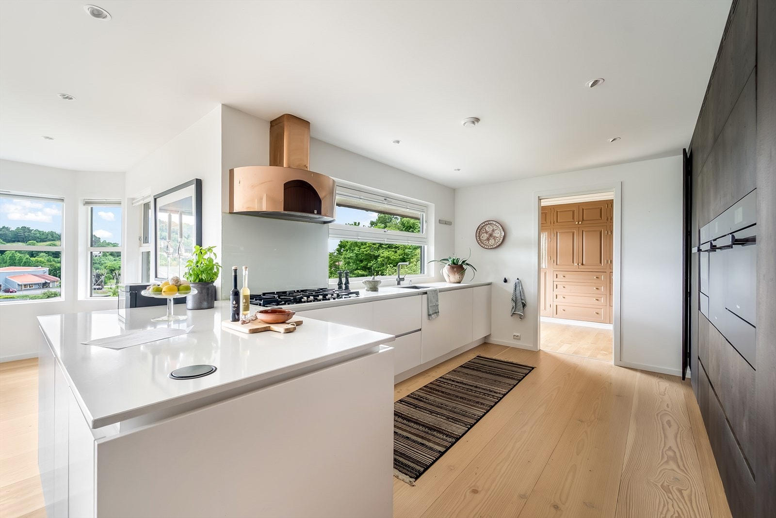 Kjøkkenets utforming gir rom for en god arbeidsplass, og bidrar til en sosial sone, selv når man lager mat og har middagsgjester. Innforbi kjøkkenet ligger hovedsoverommet med tilhørende garderoberom/kontor og et bad. Galleribilde