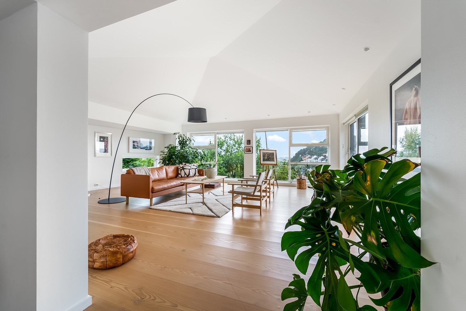 Fra biblioteksgangen trer man inn i hovedstua med sin spesielle og lyse utforming, samt den gode takhøyden. Galleribilde